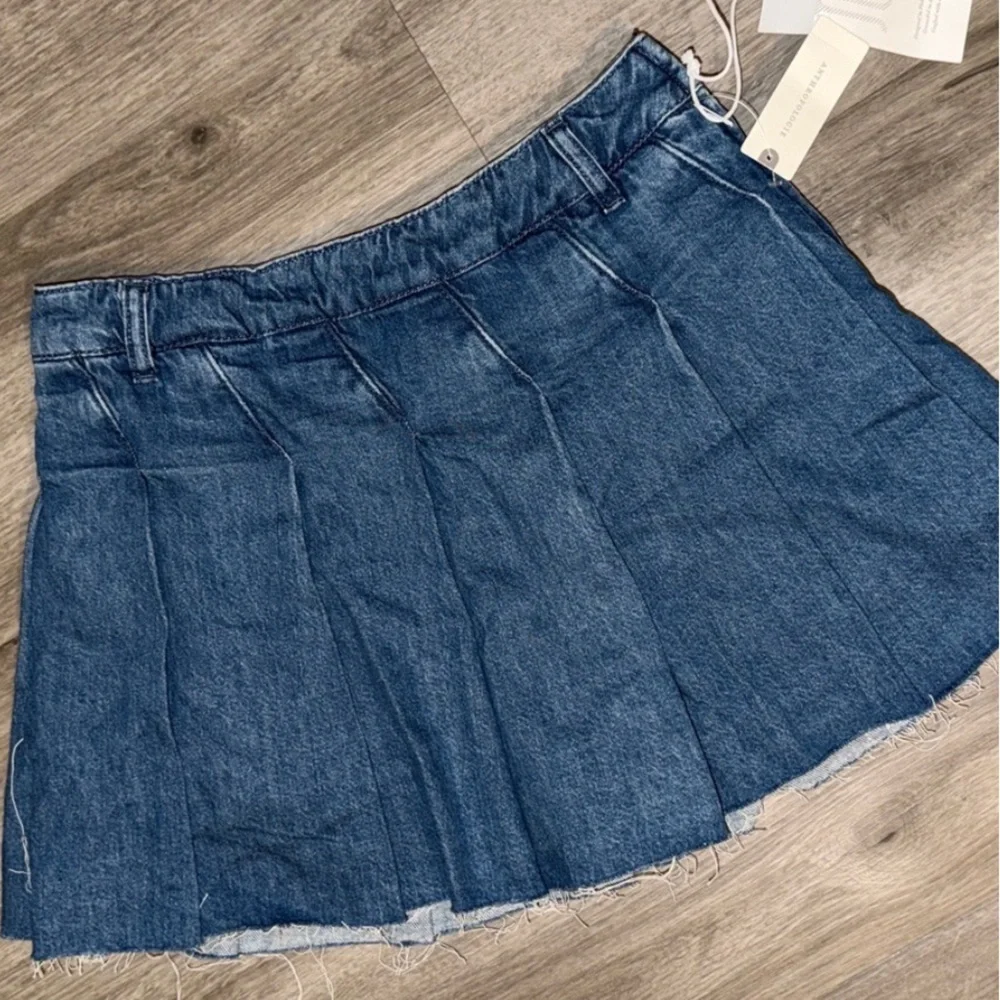 NWT! Anthropologie Pilcro Slant-Pleated Denim Skort - Size 25📢